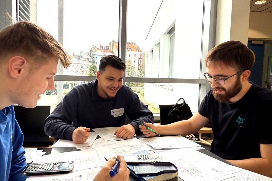 Drei Azubis in der SIHK Akademie lernen für ihre Prüfung